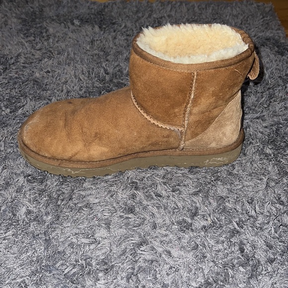 Right ugg boot - Picture 2 of 5